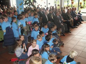 Aufmerksam lauschen die Ehrengäste und die Kinder der Amendinger Schule dem Musikstück des Musikvereins Amendingen zum Auftakt des Festaktes.