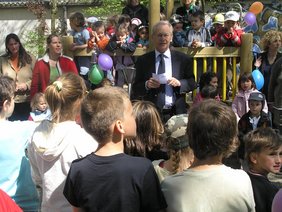 Der OB inmitten der Kinder auf dem Spielplatz.