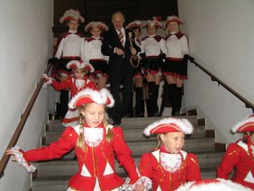 Oberbürgermeister wird eskortiert.