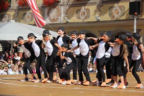 Die Volksschule Amendingen bekam einen tosenden Applaus für den Tanz „Papa Pinguin“.