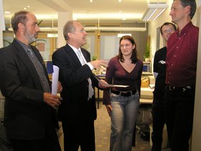 Leiter des Straßenverkehrsamtes Walter Plail, Oberbürgermeister Dr. Ivo Holuinger, Mitarbeiterin des Straßenverkehrsamtes Martina Titz, Mitarbeiter des Amtes für Informations- und KommunikationstechnikChristian Schwarz und der Leiter des Amtes für In