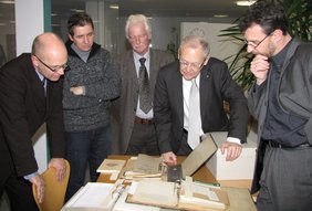 Heimatdienst Buxheim übergibt wissenschaftlichen Nachlass des Kartäuser-Forschers Dr. Friedrich Stöhlker ans Stadtarchiv Memmingen.