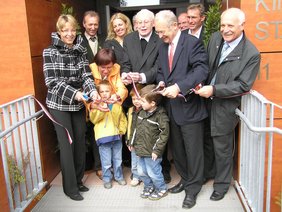 Symbolisch wurde ein schwarz-rot-weißes Band durchschnitten.