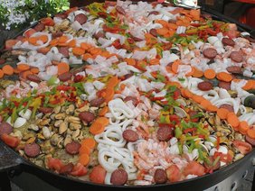 Eine rießen Pfanne voller Paella.