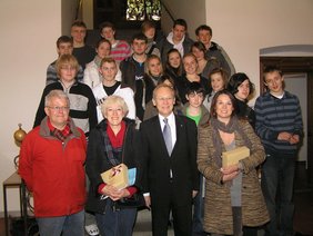 Die Gruppe mit dem Oberbürgermeister auf der Rathaustreppe.