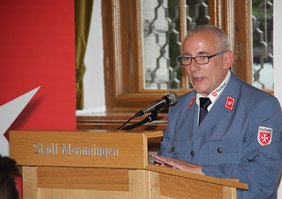 Bruno Ollech begrüßt die Ehrengäste