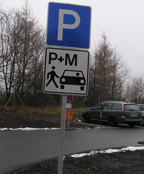 Das offizielle Verkehrsschild für Parken & Mitfahren-Plätze.