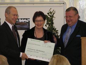 Bei der Scheckübergabe.