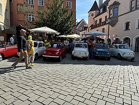 Auf dem Bild sieht man alte Fiat 500.