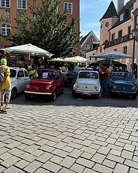 Auf dem Bild sieht man alte Fiat 500.