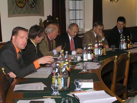 Die Teilnehmer der Pressekonferenz im Sitzungssaal des Memminger Rathauses