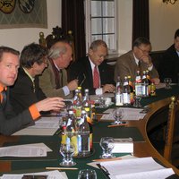 Die Teilnehmer der Pressekonferenz im Sitzungssaal des Memminger Rathauses