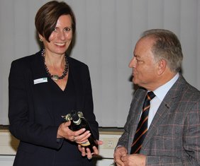 Regina Merk-Bäuml erhält von Antonino Tortorici eine Flasche Wein überreicht