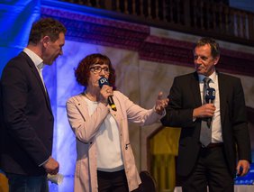 Auf der Bühne im Hofbräuhaus:  Roman Roell, Margareta Böckh, Wolfgang Slama