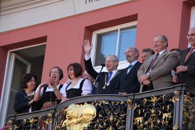 Oberbürgermeister Dr. Ivo Holzinger (Mitte) grüßte zusammen mit den Ehrengästen auf dem Balkon der Großzunft die über 2 000 Grundschülerinnen und Grundschüler, Eltern, Lehrer, Freunde und Gäste des Kinderfestes 2011