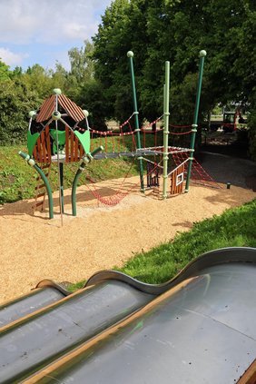 Der große Spielturm mit Baumhaus und zwei mit einer Hängebrücke verbundenen Turmelementen