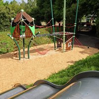 Der große Spielturm mit Baumhaus und zwei mit einer Hängebrücke verbundenen Turmelementen