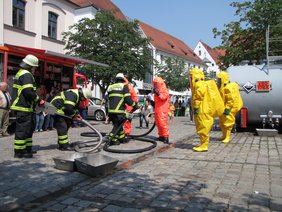 Feuerwehrmänner bei einer Gefahrengutübung
