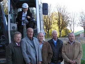 Das Bild zeigt (von links) Oberbürgermeister Dr. Holzinger (im Hintergrund), Sportreferent Fritz Such, Vorsitzender des BSC Martin Gebhart, Architekt Heinz Grötzinger, Vorsitzender des FCM Dieter Degenhart sowie Vorstandsmitglied des FCM Walter Liepert.
