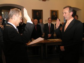 Oberbürgermeister Dr. Holzinger vereidigt Manfred Dunkenberger als Stadtrat. Foto: Pressestelle