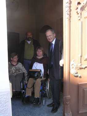 Oberbürgermeister Dr. Holzinger mit Vertretern des Behindertenbeirates im Eingangsbereich des Rathauses