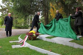 Bei der Enthüllung der Gedenkstätte