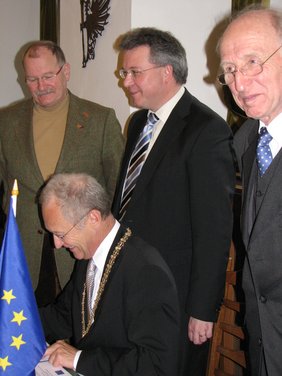 Landtagsabgeordneter Herbert Müller, Oberbürgermeister Dr. Ivo Holzinger, Landesvorsitzender der Europa Union Bayern, Markus Ferber, MdEP, sowie  der Kreisvorsitzende der Europa Union Memmingen Lajos Oszlari bei der Unterzeichnung der Urkunde. Foto: Pre