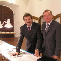 Innenstaatssekretär Georg Schmid und 3. Bürgermeister sowie Vorstand der Siebendächer Baugenossenschaft e. G.  Josef Martin Lang (v. links).