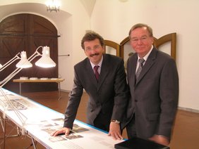 Innenstaatssekretär Georg Schmid und 3. Bürgermeister sowie Vorstand der Siebendächer Baugenossenschaft e. G.  Josef Martin Lang (v. links).