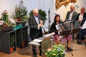Die Musiker spielen Klarinette (Herr Lang Wojtasik) und Akkordeon (Frau Weber)