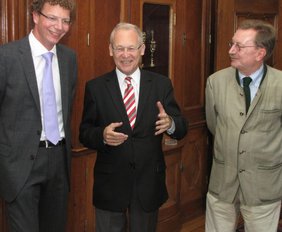 Thomas Schuhmaier, Oberbürgermeister Dr. Ivo Holzinger und Volker Kraus (von links) im Gespräch.