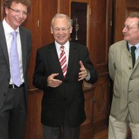 Thomas Schuhmaier, Oberbürgermeister Dr. Ivo Holzinger und Volker Kraus (von links) im Gespräch.