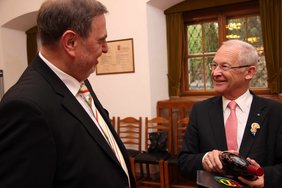 Einen Bocksbeutel mit Frankenwein erhielt der OB von Bernhard Schlereth