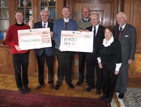 Spendenübergabe im Rathaus