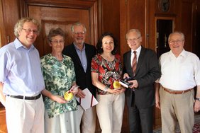 Im Amtszimmer des Oberbürgermeisters stellten sich die Gäste dem Fotografen