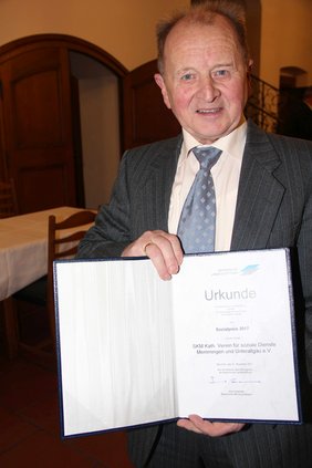 Helmut Keller mit der Verleihungsurkunde