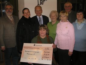 Bei der Scheckübergabe im Rathaus(v.l.n.r) : Behindertenbeirat Edmund Güttler, Organisatorin der Benefizveranstaltung, Tosca Strasser, Oberbürgermeister Dr. Ivo Holzinger, Vorsitzenden des Behindertenbeirates, Verena Gotzes (sitzend), 1. Vorsitzender B