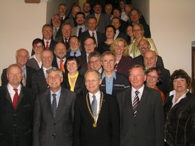Die Mitglieder des Stadtrats der vergangenen Wahlperiode 2002 – 2008. Nicht mit auf dem Bild: Verena Gotzes, Thomas Kästle, Stefan Gutermann, Karl Standhartinger, Staatsminister Josef Miller. Fotos: Pressestelle der Stadt Memmingen