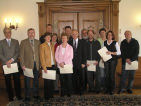 Die Dienstjubilare gruppieren sich um den Oberbürgermeister.
