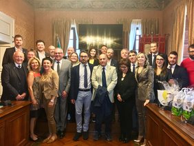 Vorn, in der Mitte: Oberbürgermeister Manfred Schilder und Bürgermeister Gianguido D´Alberto mit Questore Enrico De Simone und der Memminger Delegation sowie die italienischen Assessori und Stadträte. Vorn, rechts: Vize-Bürgermeisterin Cristina Marroni, die durch das Programm führte. Fotos: Stadt Teramo