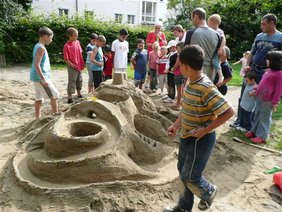 Eine große Sandburg mit vielen Türmen