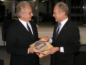 Oberbürgermeister Dr. Ivo Holzinnger verabschiedet den Ärztlichen Direktor Privatdozent Dr. Axel Götz.