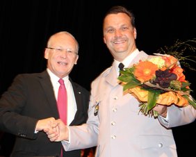 Einen Blumenstrauß überreicht der OB dem Oberstleutnant