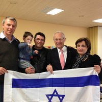Vor der israelischen Fahne: Pastor Joachim Krohn, Memmingen, Pastor Adil Sapir aus Kiryat Shmona mit seinem Sohn auf dem Arm, Oberbürgermeister Dr. Ivo Holzinger und Margarita Sapir