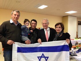 Vor der israelischen Fahne: Pastor Joachim Krohn, Memmingen, Pastor Adil Sapir aus Kiryat Shmona mit seinem Sohn auf dem Arm, Oberbürgermeister Dr. Ivo Holzinger und Margarita Sapir
