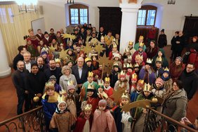 Kinder und Erwachsene füllen die Rathaushalle.