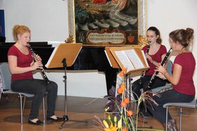 Den musikalischen Auftakt macht ein Klarinettentrio