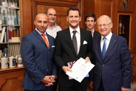 Bei der Übergabe der Urkunde im Amtszimmer des Oberbürgermeisters