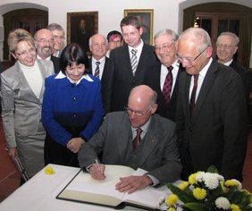 Bundestagspräsident Prof. Dr. Norbert Lammert trägt sich in das Goldene Buch der Stadt Memmingen ein.