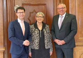 Auf dem Bild sind Dr. Christoph Ebert, Renate Thanner und Oberbrügermeister Manfred Schilder zu sehen.